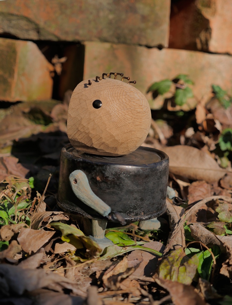 猫餌の空き缶と木で制作した丸顔のロボット（Abandoned robots)