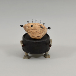 猫餌の空き缶と木で制作した三角顔のロボット（Abandoned robots) 1枚目の画像