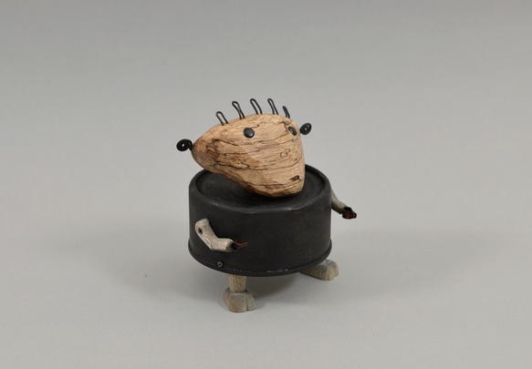猫餌の空き缶と木で制作した三角顔のロボット（Abandoned robots) 2枚目の画像