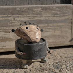 猫餌の空き缶と木で制作した三角顔のロボット（Abandoned robots) 5枚目の画像