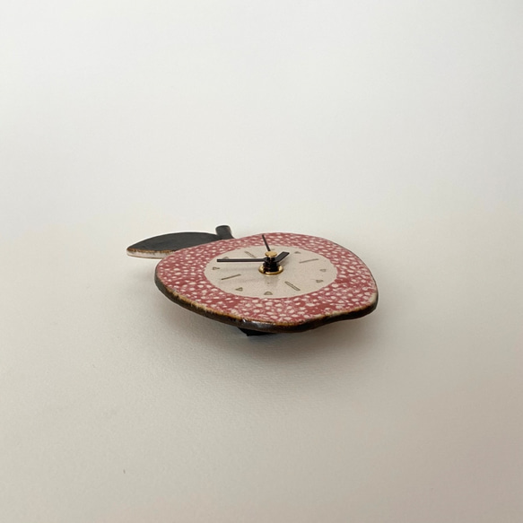 赤いりんごの掛け時計 陶器 3枚目の画像