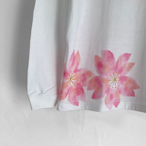 手描き舞桜柄長袖Tシャツ XXLサイズ ホワイト  袖リブ付き ロンT サクラ 舞桜柄Tシャツ ホワイト 手描き長袖Tシャツ 袖リブ付き ロンT 花柄 T