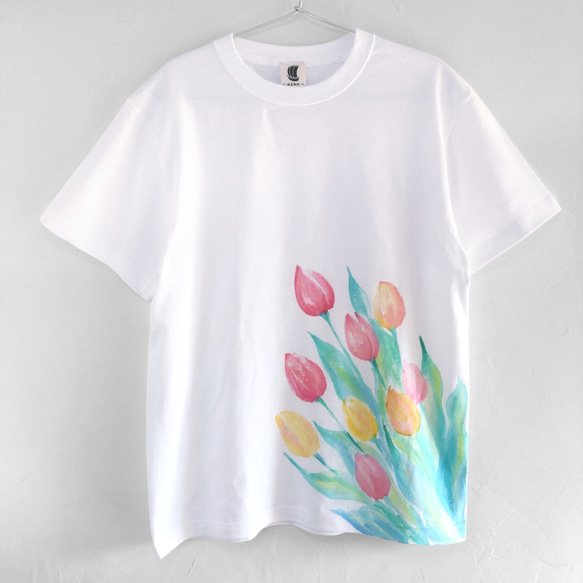 チューリップ柄Tシャツ 手描きで描いたチューリップ柄Tシャツ 春 1枚目の画像