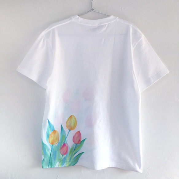 チューリップ柄Tシャツ 手描きで描いたチューリップ柄Tシャツ 春 2枚目の画像
