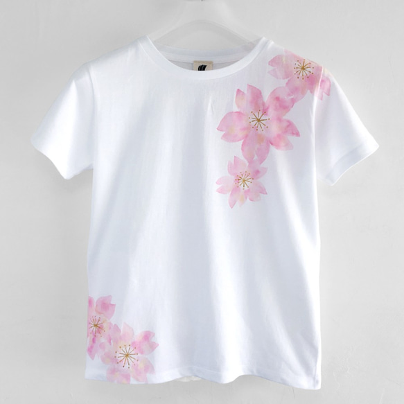 舞桜柄Tシャツ 桜色 手描きで描いた和風の桜の花柄Tシャツ 1枚目の画像