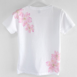 舞桜柄Tシャツ 桜色 手描きで描いた和風の桜の花柄Tシャツ 2枚目の画像