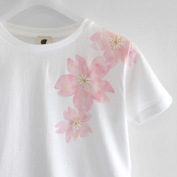 舞桜柄Tシャツ 桜色 手描きで描いた和風の桜の花柄Tシャツ 4枚目の画像