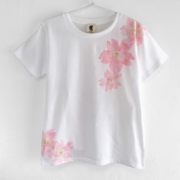 舞桜柄Tシャツ 桜色 手描きで描いた和風の桜の花柄Tシャツ 5枚目の画像