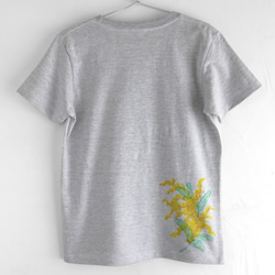 ミモザ柄Tシャツ、ふんわり水彩画のようなミモザの花の手描きTシャツ。 2枚目の画像