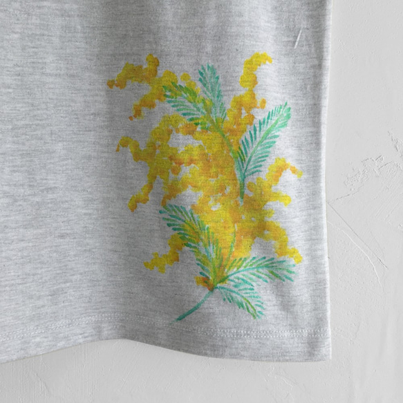 ミモザ柄Tシャツ、ふんわり水彩画のようなミモザの花の手描きTシャツ。 3枚目の画像