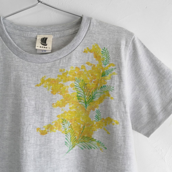 ミモザ柄Tシャツ、ふんわり水彩画のようなミモザの花の手描きTシャツ。 4枚目の画像