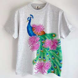 孔雀とクジャクサボテンの花柄手描きTシャツ 1枚目の画像