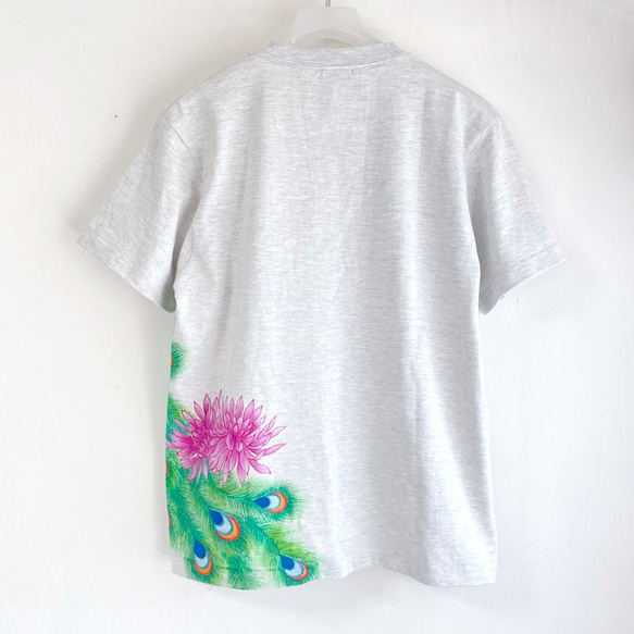 孔雀とクジャクサボテンの花柄手描きTシャツ 3枚目の画像