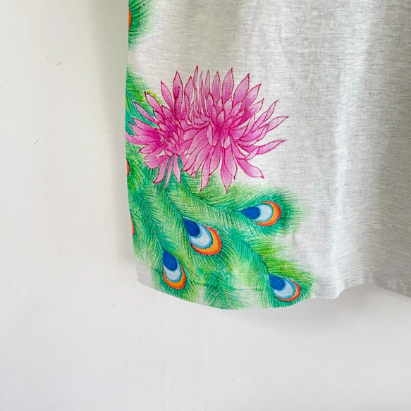孔雀とクジャクサボテンの花柄手描きTシャツ 4枚目の画像