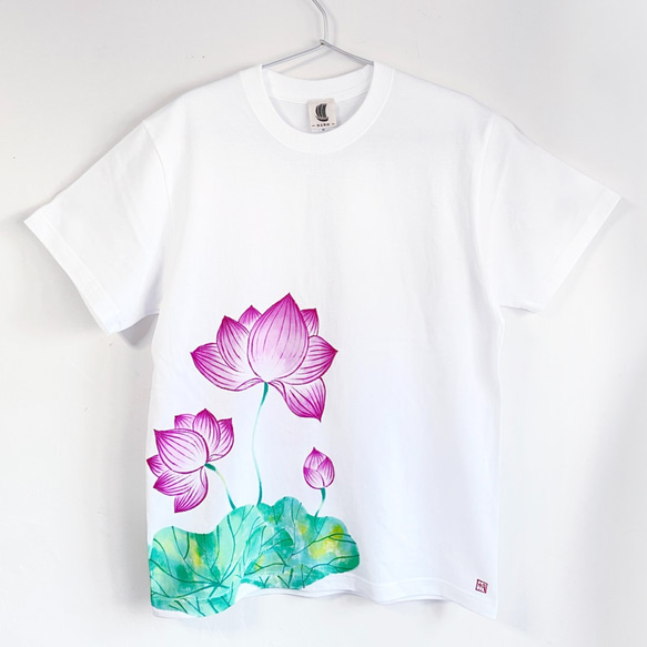蓮の花柄Tシャツ 手描きで描いたピンクの花色の蓮柄Tシャツ T