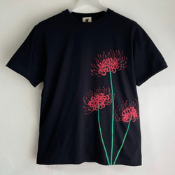 彼岸花柄Tシャツ ブラック 手描きで描いた彼岸花柄Tシャツ 曼珠沙華 秋 黒 1枚目の画像