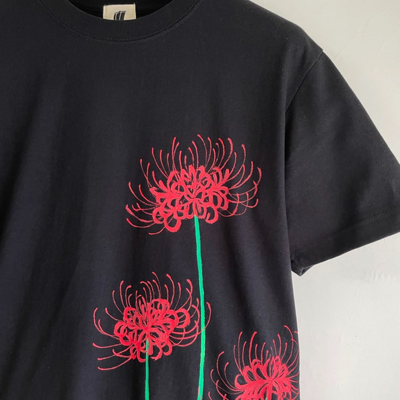 彼岸花柄Tシャツ ブラック 手描きで描いた彼岸花柄Tシャツ 曼珠沙華 秋 黒 2枚目の画像