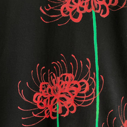 彼岸花柄Tシャツ ブラック 手描きで描いた彼岸花柄Tシャツ 曼珠沙華 秋 黒 3枚目の画像