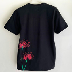 彼岸花柄Tシャツ ブラック 手描きで描いた彼岸花柄Tシャツ 曼珠沙華 秋 黒 4枚目の画像