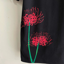 彼岸花柄Tシャツ ブラック 手描きで描いた彼岸花柄Tシャツ 曼珠沙華 秋 黒 5枚目の画像