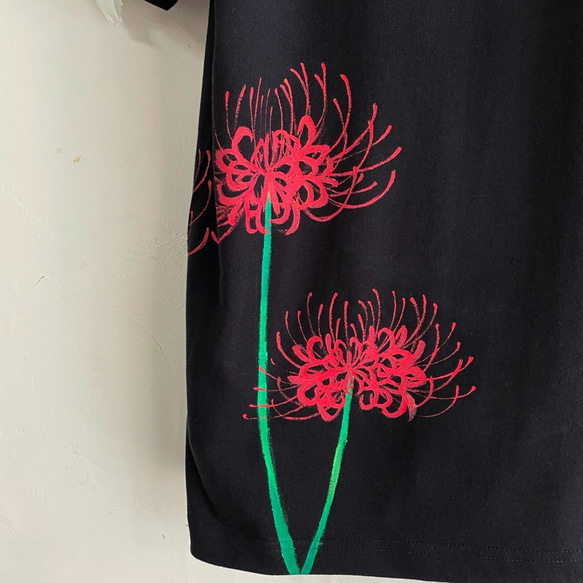彼岸花柄Tシャツ ブラック 手描きで描いた彼岸花柄Tシャツ 曼珠沙華 秋 黒 5枚目の画像
