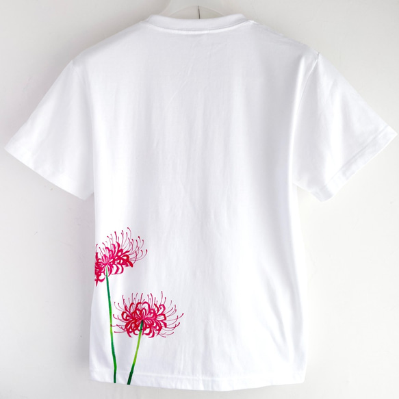 彼岸花柄Tシャツ ホワイト 手描きで描いた彼岸花柄Tシャツ 曼珠沙華 秋 白 3枚目の画像