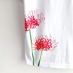 彼岸花柄Tシャツ ホワイト 手描きで描いた彼岸花柄Tシャツ 曼珠沙華 秋 白 4枚目の画像