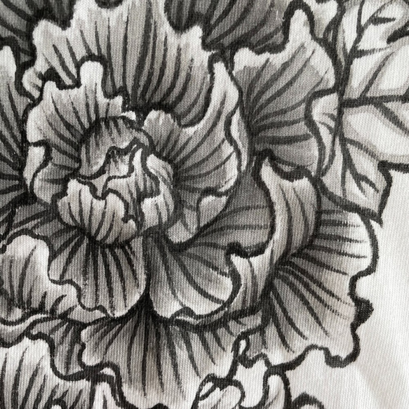 牡丹柄手描きTシャツ ホワイト 手描きで描いた牡丹の花柄Tシャツ 和柄 5枚目の画像