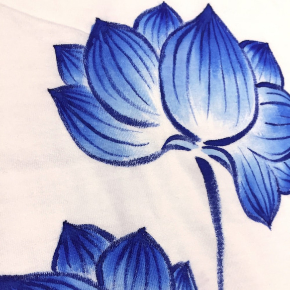蓮柄メンズTシャツ 手描きで描いた蓮の花のTシャツ　夏 3枚目の画像