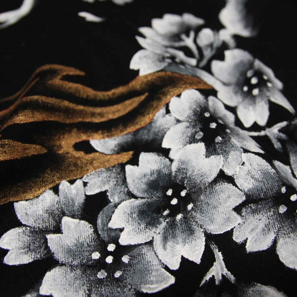 桜柄メンズTシャツ 手描きで描いた桜の花のTシャツ 2枚目の画像