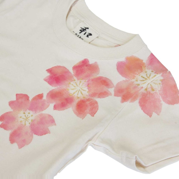 キッズサイズ 舞桜柄Tシャツ 手描きで描いた和風の桜柄Tシャツ 2枚目の画像