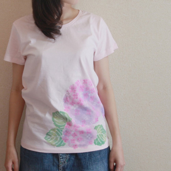 レディース アジサイ柄Tシャツ 手描きで描いた和風の紫陽花の花のTシャツ  ギフト　　 1枚目の画像