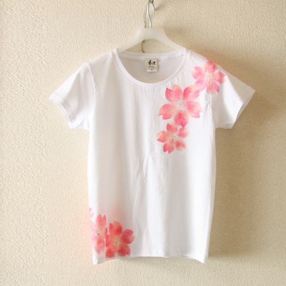 レディース 舞桜柄Tシャツ Mサイズ  手描きで描いた和風の桜の花柄Tシャツ 桜色 3枚目の画像