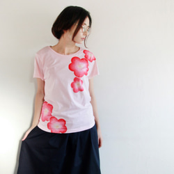 レディース 梅の花柄Tシャツ 手描きで描いた和風な梅の花Tシャツ プレゼント 和風 1枚目の画像