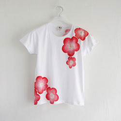 レディース 梅の花柄Tシャツ 手描きで描いた和風な梅の花Tシャツ プレゼント 和風 1枚目の画像