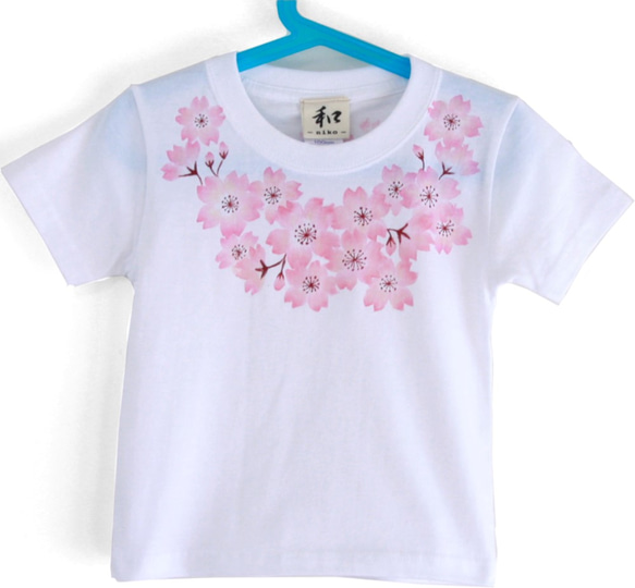 子供服 コサージュ桜柄Tシャツ　ホワイト　手描きで描いた和風の桜柄Tシャツ　ベビー 1枚目の画像