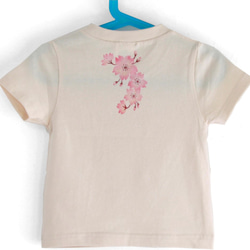 子供服 コサージュ桜柄Tシャツ　ナチュラル　手描きで描いた和風の桜柄Tシャツ　ベビー 2枚目の画像