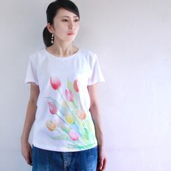 チューリップ柄レディース手描きTシャツ。ホワイト　手描きで描いたチューリップの花柄Tシャツ。 1枚目の画像