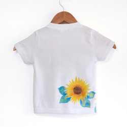 キッズ ひまわり柄Tシャツ ホワイト 手描きで描いたひまわりの花柄Tシャツ 2枚目の画像