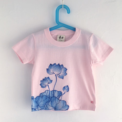 キッズ 蓮柄Tシャツ ピンク　手描きで描いた蓮の花柄Tシャツ 2枚目の画像