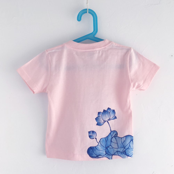 キッズ 蓮柄Tシャツ ピンク　手描きで描いた蓮の花柄Tシャツ 3枚目の画像