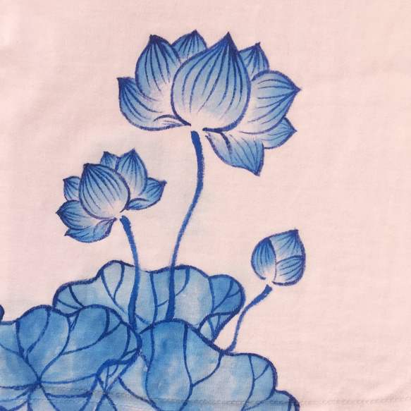 キッズ 蓮柄Tシャツ ピンク　手描きで描いた蓮の花柄Tシャツ 5枚目の画像