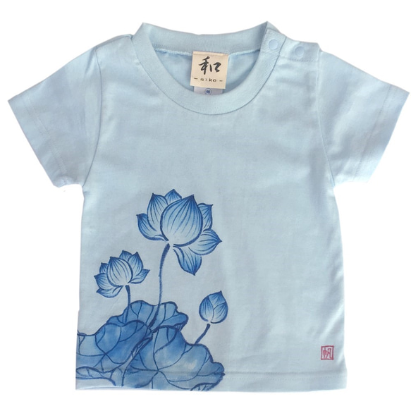 キッズ 蓮柄Tシャツ ブルー　手描きで描いた蓮の花柄Tシャツ 1枚目の画像