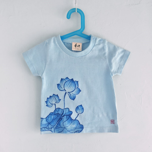 キッズ 蓮柄Tシャツ ブルー　手描きで描いた蓮の花柄Tシャツ 2枚目の画像