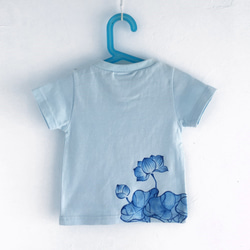 キッズ 蓮柄Tシャツ ブルー　手描きで描いた蓮の花柄Tシャツ 3枚目の画像