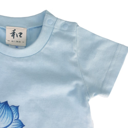 キッズ 蓮柄Tシャツ ブルー　手描きで描いた蓮の花柄Tシャツ 5枚目の画像