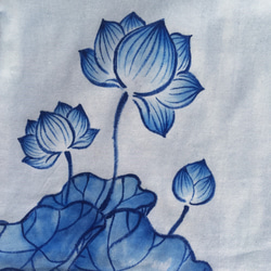 キッズ 蓮柄Tシャツ ブルー　手描きで描いた蓮の花柄Tシャツ 6枚目の画像