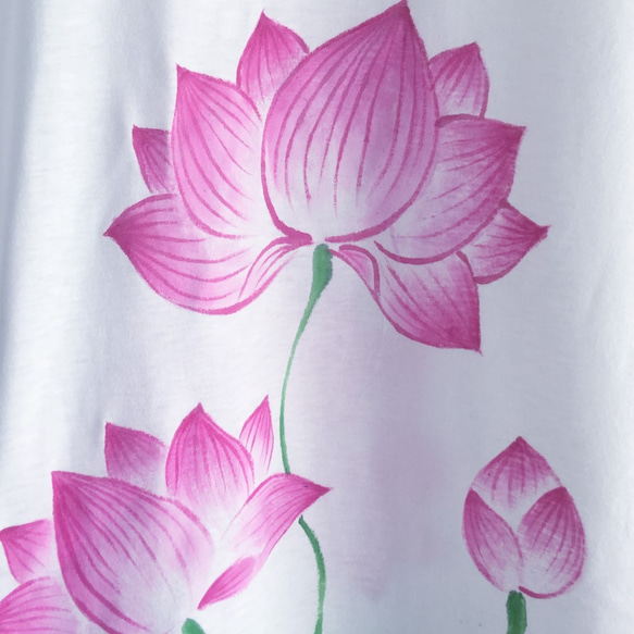 レディース 蓮柄チュニックTシャツ ホワイト手描きで描いた和風の蓮の花柄ワンピース 4枚目の画像