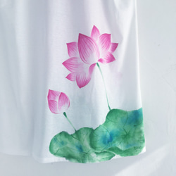 レディース 蓮柄チュニックTシャツ ホワイト手描きで描いた和風の蓮の花柄ワンピース 5枚目の画像