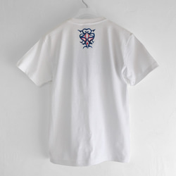 メンズ唐草とフクロウ柄Tシャツ　ホワイト　手描きで描いたアイヌ文様のTシャツ 4枚目の画像